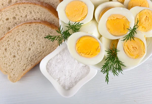 Вареные яйца в белом блюде — стоковое фото
