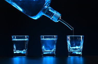 votka siyah bir tablo