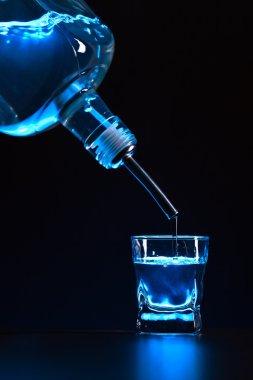 votka siyah bir tablo