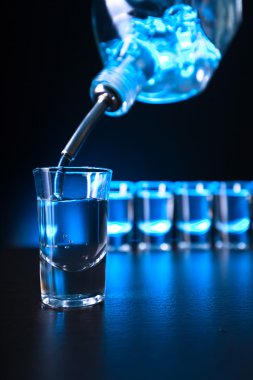 votka siyah bir tablo