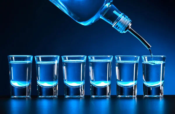 Vodka su un tavolo nero — Foto Stock