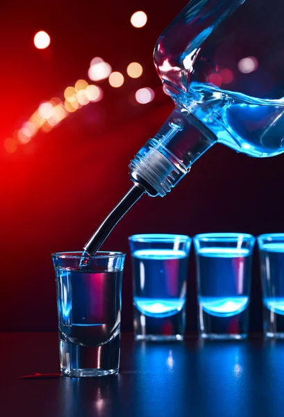 Vodka på ett svart bord — Stockfoto