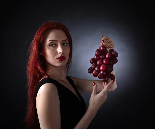 Hermosa pelirroja con uva — Foto de Stock