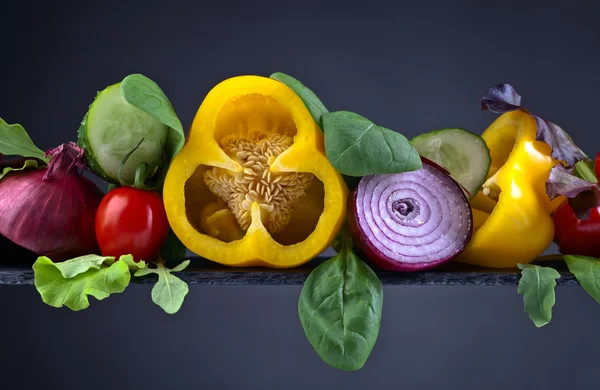 Verduras con hojas de ensalada —  Fotos de Stock