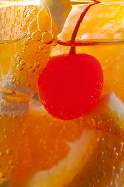 Напій з апельсином і солодкою вишнею — стокове фото