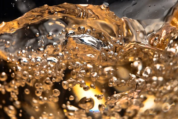 Vino bianco in calice su fondo nero — Foto Stock