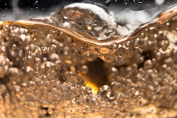 Vino bianco in calice su fondo nero — Foto Stock