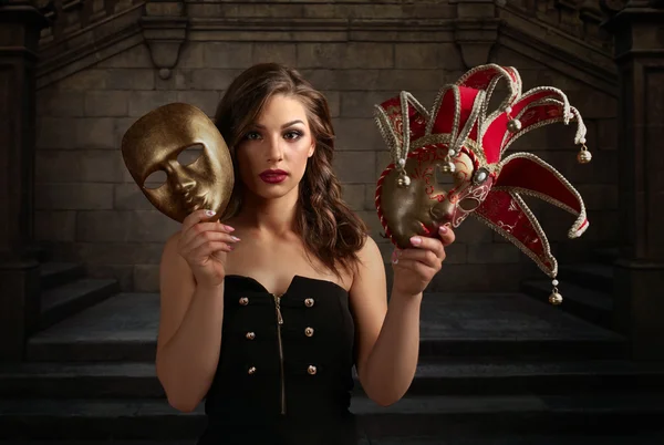 Belle femme avec des masques de carnaval — Photo