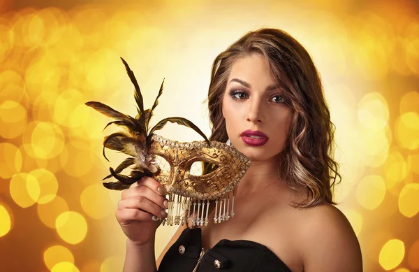 Красивая женщина в золотой карнавальной маске — стоковое фото