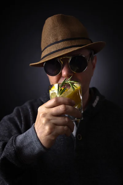 Man met een glas citroen drinken — Stockfoto