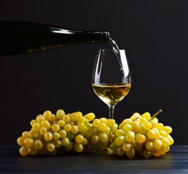 şarap kadehinin dökülür varlık