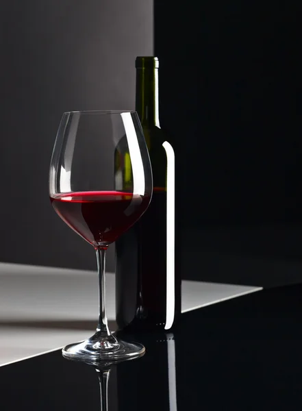 Flasche und Glas mit Rotwein — Stockfoto