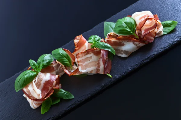 Bacon com manjericão verde — Fotografia de Stock