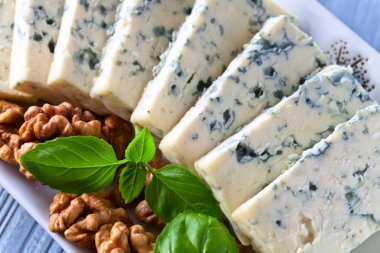  Gorgonzola peyniri fesleğen ve ceviz ile