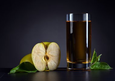 Yeşil elma ve elma suyu