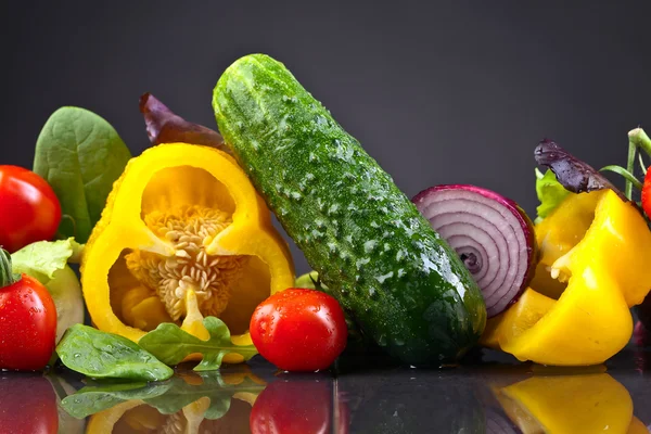 Verdure con foglie di insalata — Foto Stock