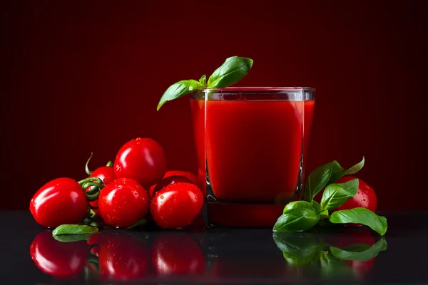 Foto de delicioso cóctel de tomate sangriento Mary en la mesa de cristal reflectante — Foto de Stock