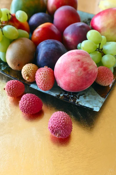 Tropische vruchten op een keukentafel — Stockfoto