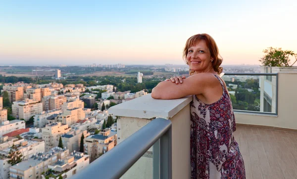 Woman on a balcony in downtown — Stock Photo, Image