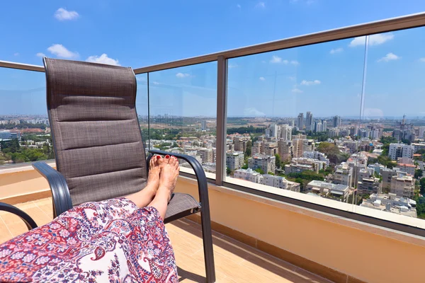 Frau auf Balkon in der Innenstadt — Stockfoto