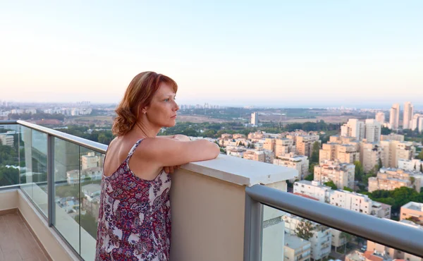 Donna su un balcone in centro — Foto Stock