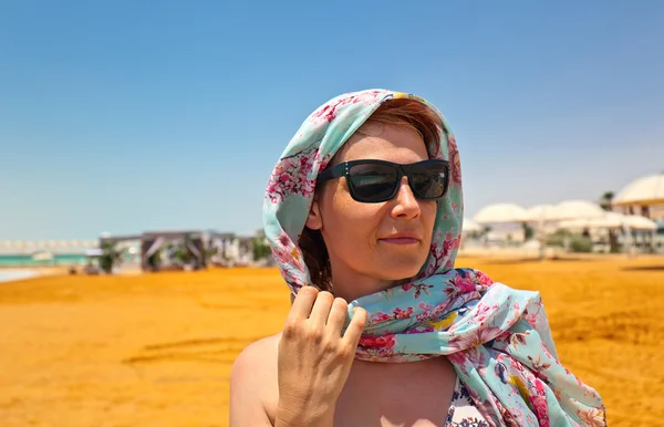 Vrouw op een strand van dode zee — Stockfoto