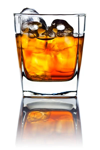 Glas αλκοολούχο ποτό με πάγο που απομονώνονται σε λευκό φόντο — Φωτογραφία Αρχείου