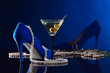 Mavi ayakkabılar ve martini 