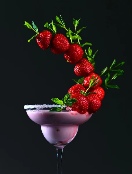 Strawberry cocktail with  peppermint leaves — Stock Photo, Image