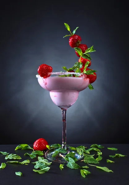 Strawberry cocktail with  peppermint leaves — Stock Photo, Image