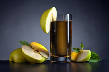 Bir bardak elma suyu.