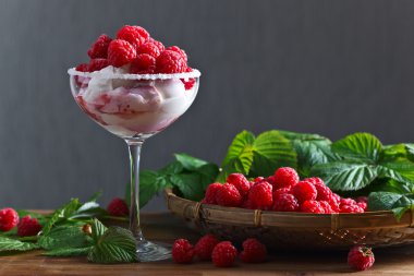 Ahududu tatlı sulu çilek ile