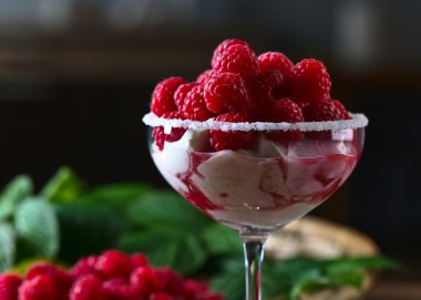 Ahududu tatlı sulu çilek ile