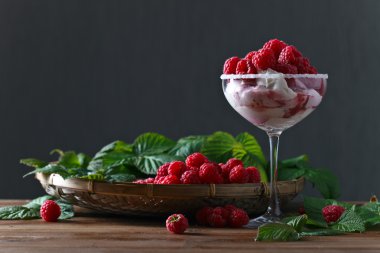 Ahududu tatlı sulu çilek ile