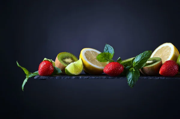 Frutas jugosas y hojas de menta —  Fotos de Stock