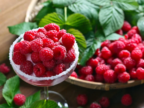 달콤한 딸기와 나무 딸기 디저트 — 스톡 사진