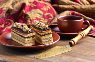 Ahşap masa üzerinde kahve kek