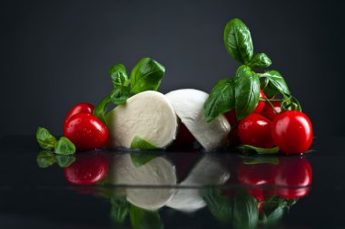 Mozzarella peyniri, domates ve fesleğen ile
