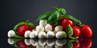 Mozzarella peyniri, domates ve fesleğen ile