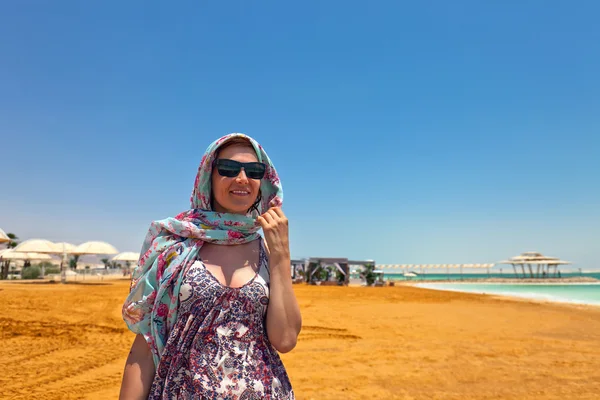 Γυναίκα σε μια παραλία της Νεκράς θάλασσας — Φωτογραφία Αρχείου