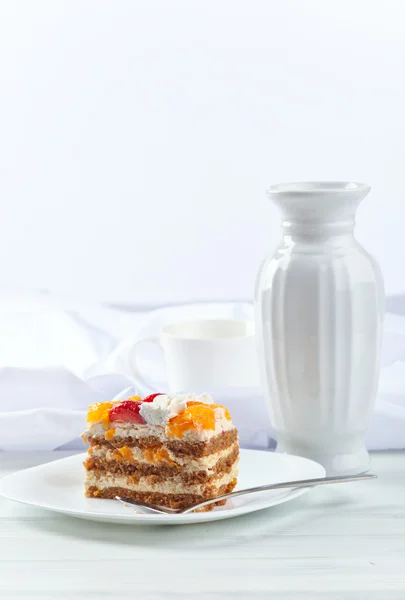Медовый торт с клубникой и апельсином — стоковое фото