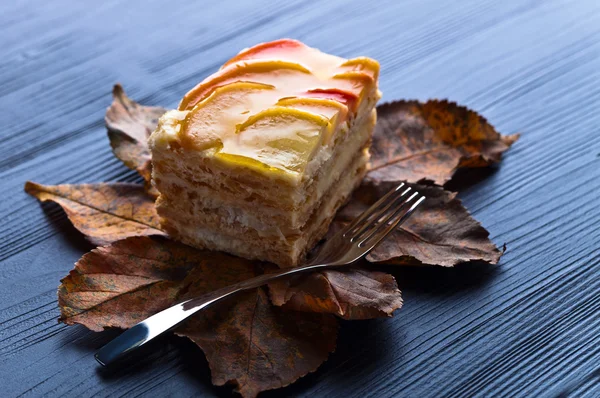 Süße Torte mit Äpfeln — Stockfoto