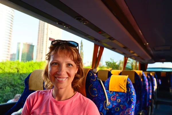 Mulher feliz no ônibus — Fotografia de Stock