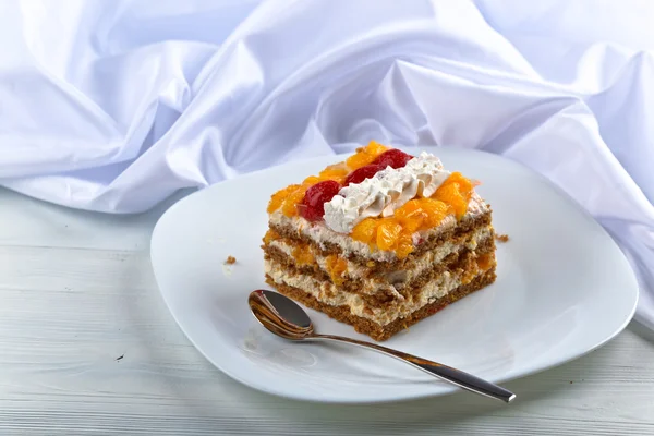 Honigkuchen mit Erdbeeren und Orange — Stockfoto