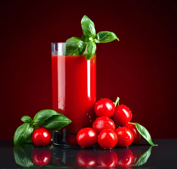 Foto de delicioso coquetel de Maria sangrenta de tomate na mesa de vidro refletindo — Fotografia de Stock