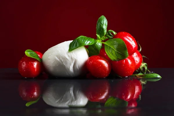 Mozzarella with basil and tomatoes — Stock Photo, Image