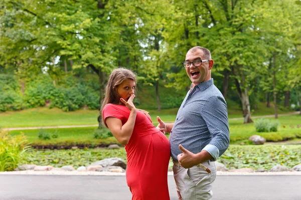 Mulher grávida com o marido no parque — Fotografia de Stock