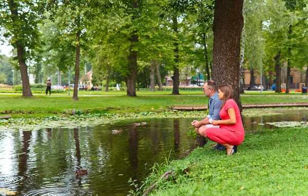 Pregnant woman  with her husband in park — Stock Photo, Image