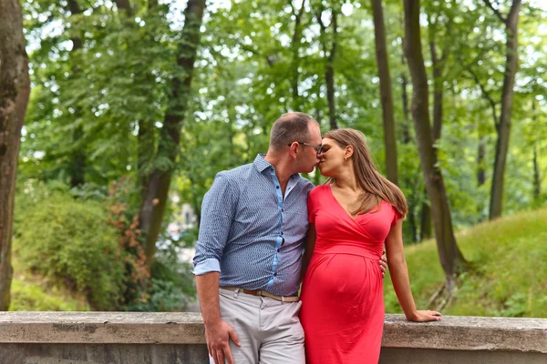 Mulher grávida com o marido no parque — Fotografia de Stock