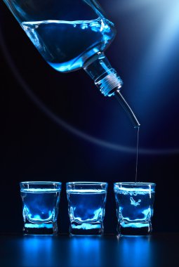 votka siyah bir tablo